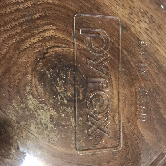 New n perfect condition. Pyrex scallop edged  2” deep with handles pie plate - Picture 5 of 10